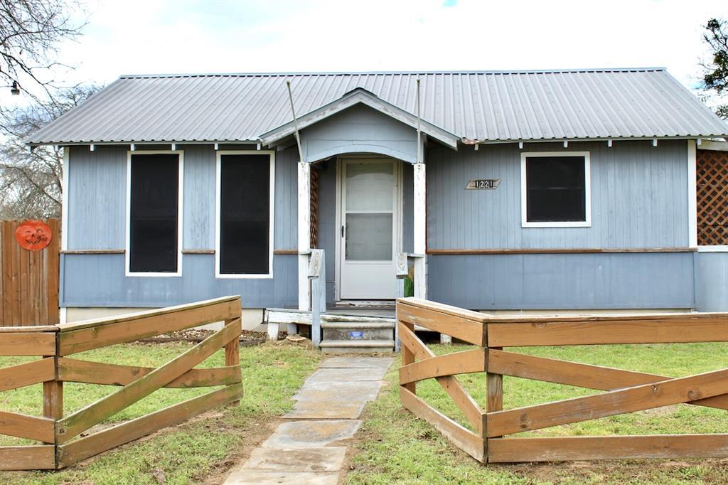 1221 Giddings St in Lexington, TX - Building Photo