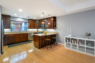 12908 Bloomfield St in Los Angeles, CA - Foto de edificio - Building Photo