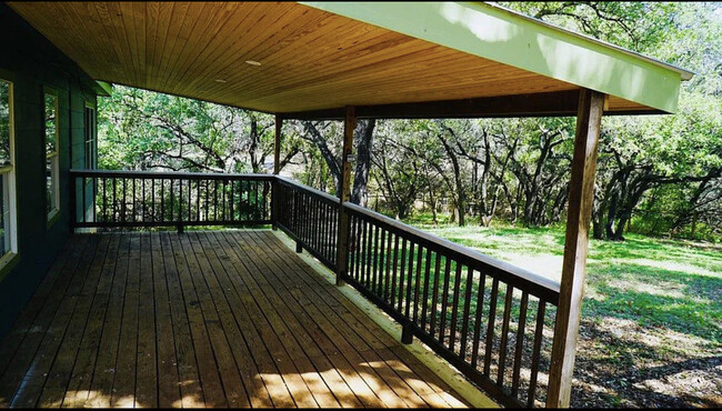 111 Rolling Hills Dr in Spicewood, TX - Foto de edificio - Building Photo