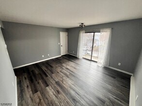 8 Sewall Ave in Clifton, NJ - Building Photo - Building Photo