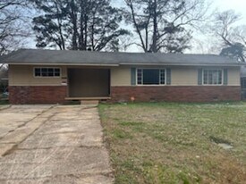 335 Cummins St in Jackson, MS - Building Photo