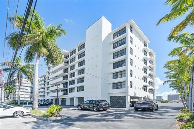 10101 E Bay Harbor Dr in Bay Harbor Islands, FL - Building Photo - Building Photo