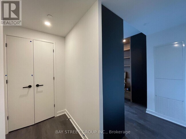 55 Charles St E in Toronto, ON - Building Photo - Building Photo