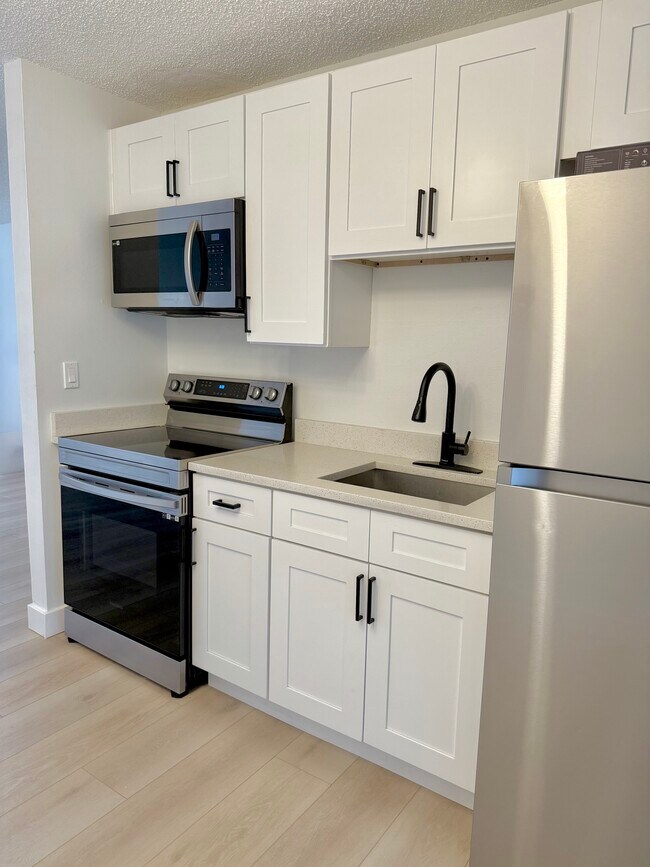 1684 Martin St, Unit A in Largo, FL - Foto de edificio - Building Photo