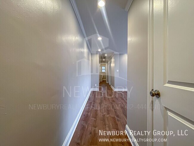 305 San Juan Dr in McKeesport, PA - Building Photo - Building Photo