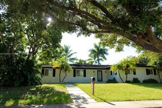 14941 SW 87th Ave in Palmetto Bay, FL - Foto de edificio - Building Photo