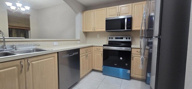 8842 W Flagler St, Unit 210 in Miami, FL - Foto de edificio - Building Photo
