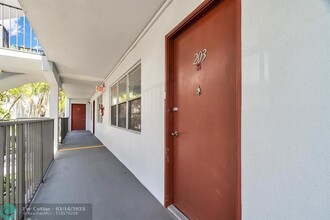 1301 SW 134th Way in Pembroke Pines, FL - Foto de edificio - Building Photo