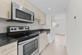 910 West Ave, Unit 0308 in Miami Beach, FL - Building Photo - Building Photo