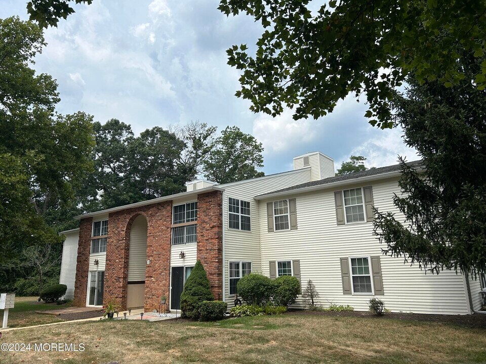 8-1 Seattle Ct in Freehold, NJ - Building Photo