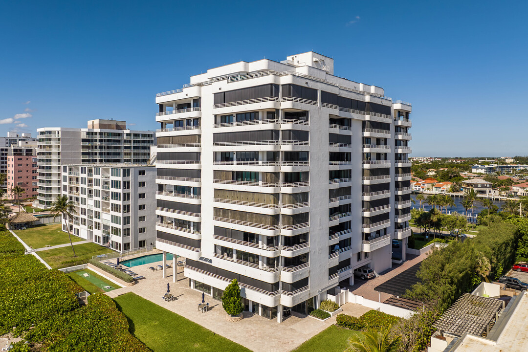 Highland Place in Highland Beach, FL - Building Photo