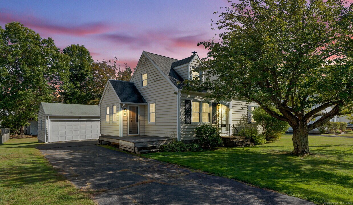 11 Fern St in Windsor Locks, CT - Building Photo