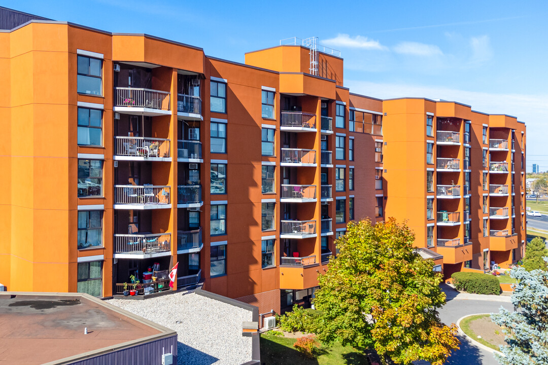 Trinity Tower in Brampton, ON - Building Photo