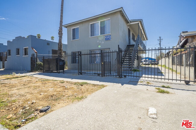 property at 810 W 62nd St