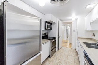 207 W Clarendon Ave-Unit -17G in Phoenix, AZ - Building Photo - Building Photo