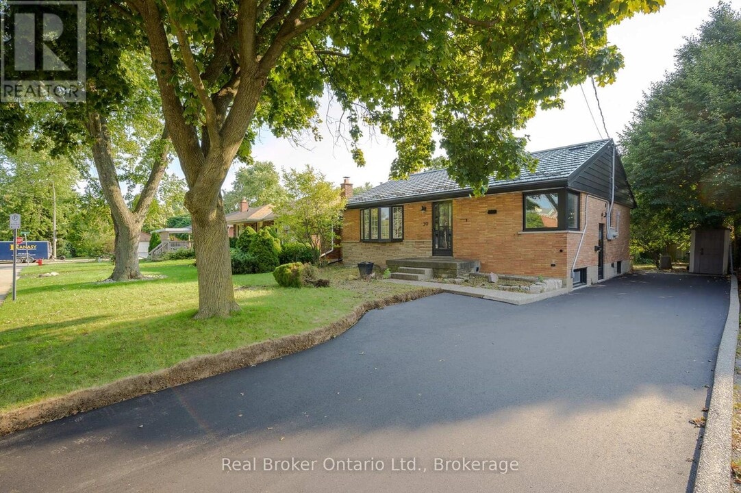 39 Westminster Ave in Hamilton, ON - Building Photo