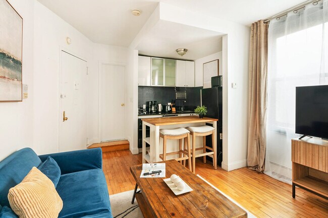 139 Christopher St in New York, NY - Building Photo - Building Photo