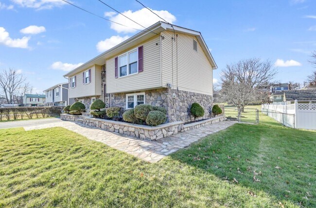 30 Bradner Ave in Middletown, NY - Building Photo - Building Photo