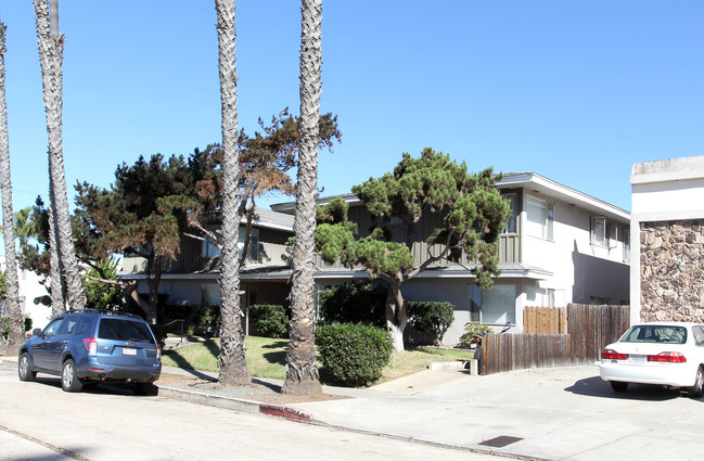 4882-4896 Santa Cruz Ave in San Diego, CA - Foto de edificio - Building Photo