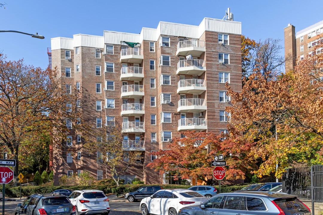 Fountain Gardens in Bronx, NY - Building Photo