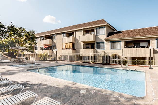 Bell Court Apartments in Anaheim, CA - Building Photo - Building Photo