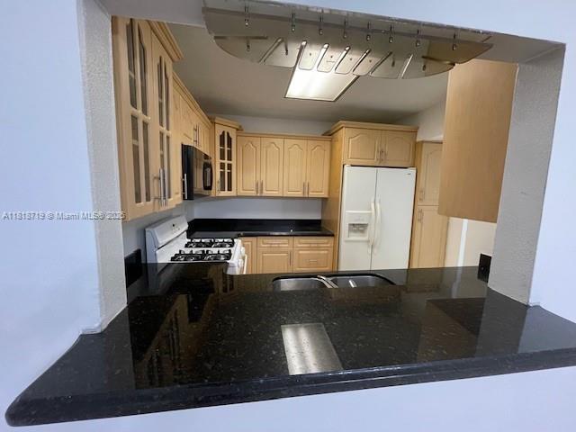 18051 NW 68th Ave in Hialeah, FL - Building Photo - Building Photo
