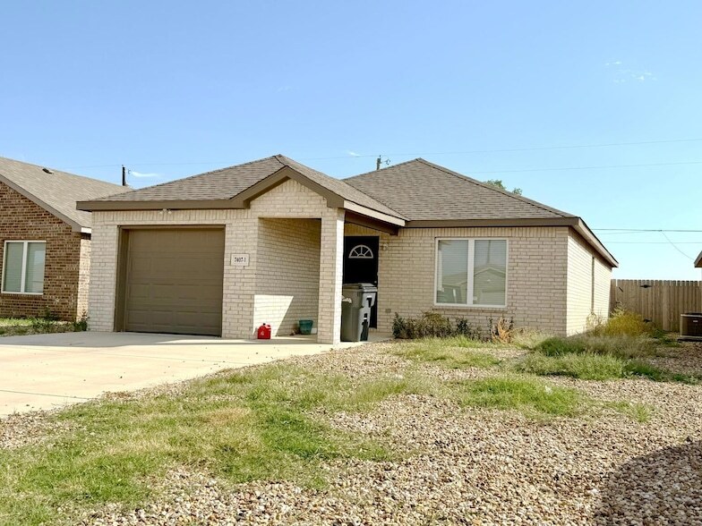 7407 5th St in Lubbock, TX - Building Photo