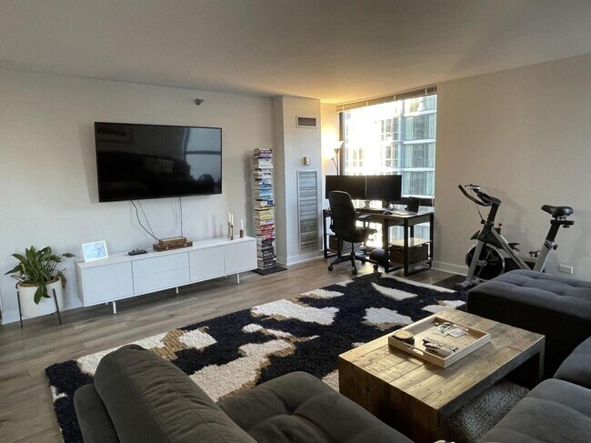 70 W Huron St, Unit 12 in Chicago, IL - Foto de edificio - Building Photo