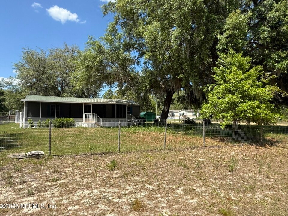 101 Nancy Dr in Interlachen, FL - Building Photo
