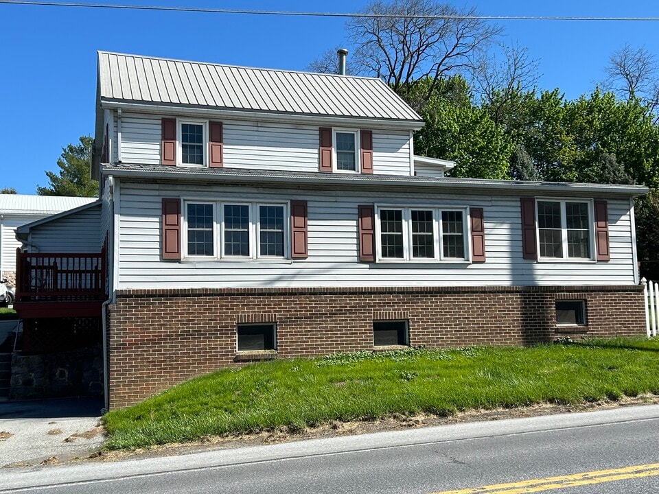245 Fetterville Rd in East Earl, PA - Building Photo