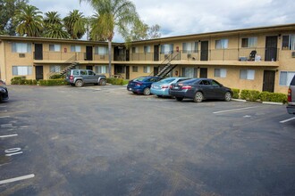 James Circle Apartments in Spring Valley, CA - Foto de edificio - Building Photo