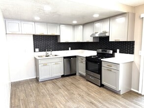 16661 Blanton Ln, Unit D in Huntington Beach, CA - Foto de edificio - Building Photo