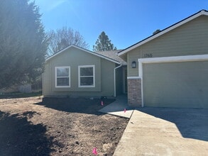 1765 E Oakcrest Dr in Meridian, ID - Building Photo - Building Photo