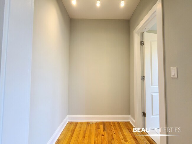 612 W Patterson Ave in Chicago, IL - Building Photo - Building Photo