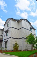 Silverplace Apartments in Silverton, OR - Foto de edificio - Building Photo