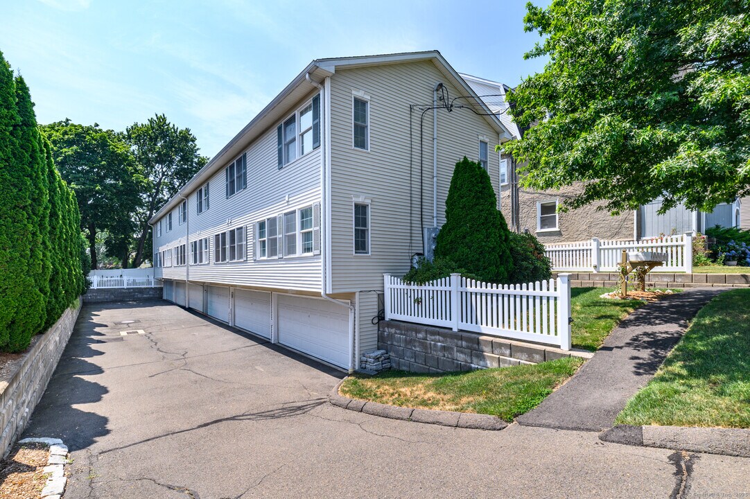 28 Woodbury Ave in Norwalk, CT - Building Photo