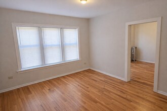 6700 S Merrill Ave, Unit 2W in Chicago, IL - Building Photo - Building Photo