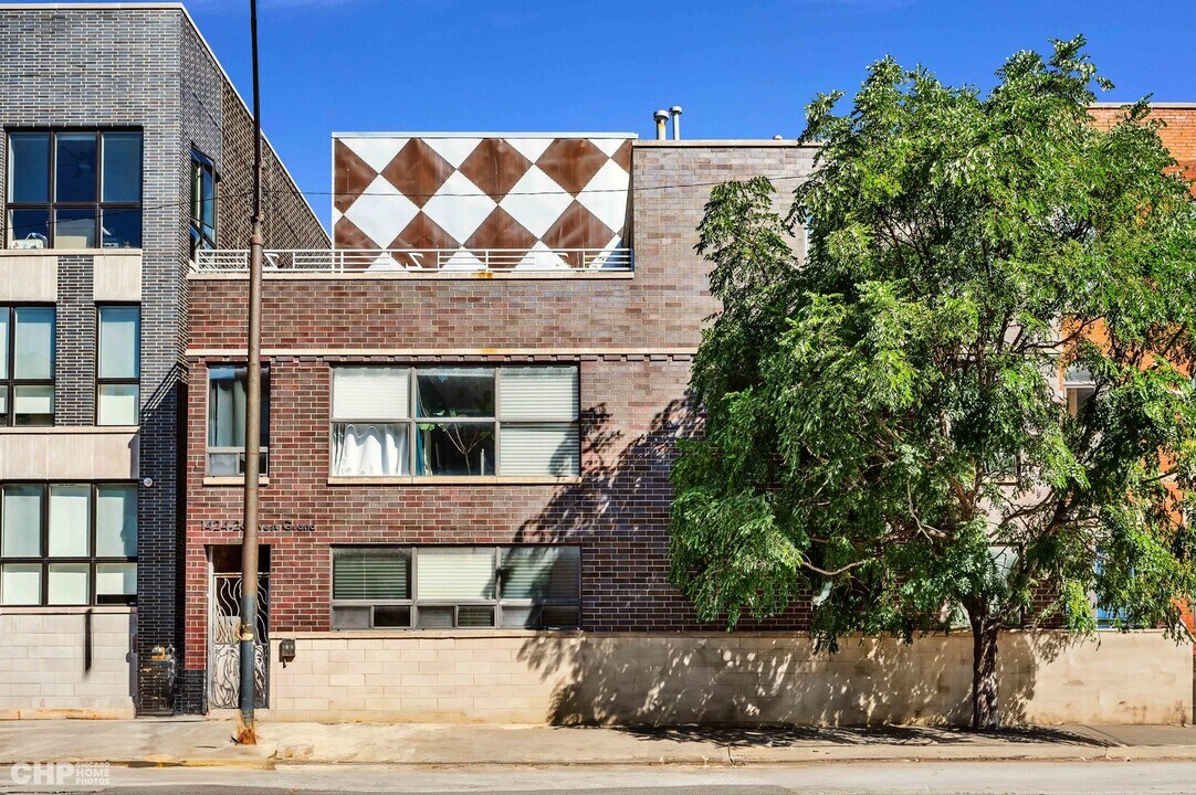 1424 W Grand Ave in Chicago, IL - Building Photo