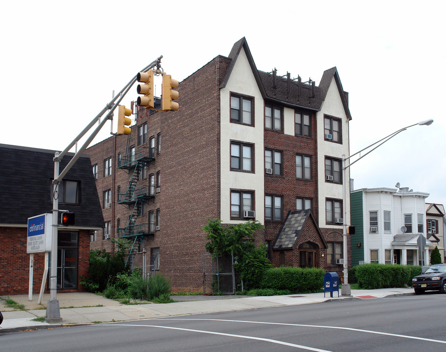 1929 Kennedy Blvd in North Bergen, NJ - Foto de edificio