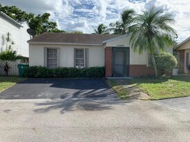13936 Langley Pl in Davie, FL - Building Photo