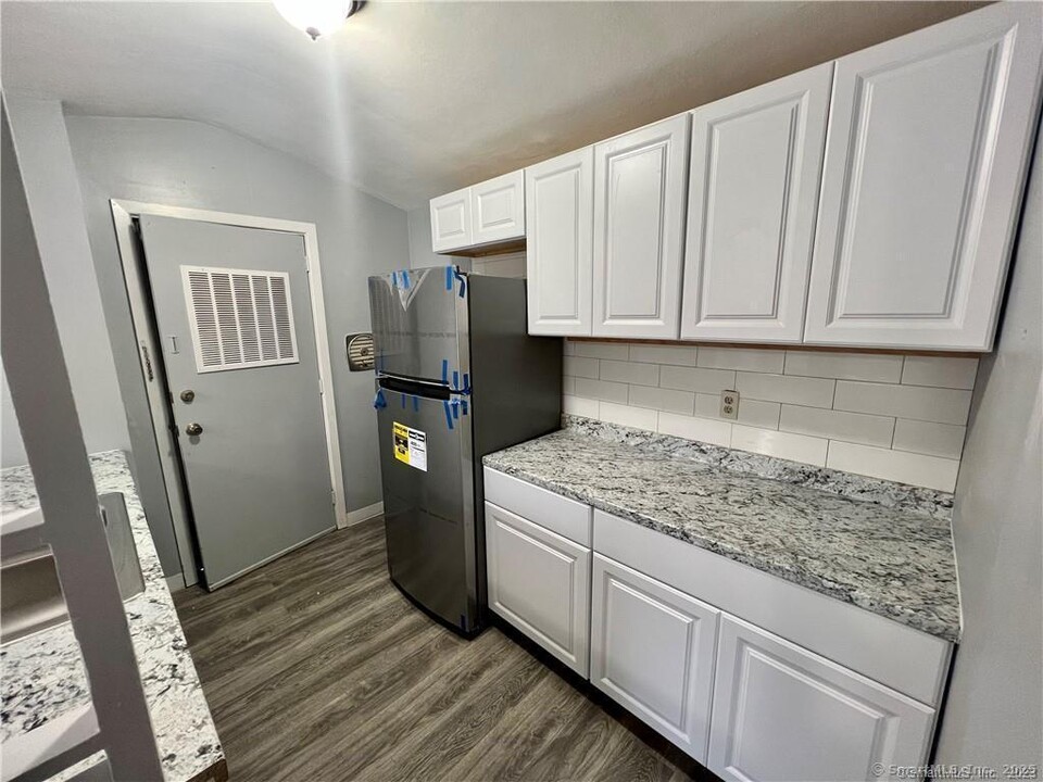 41 Waterbury Rd in Prospect, CT - Foto de edificio