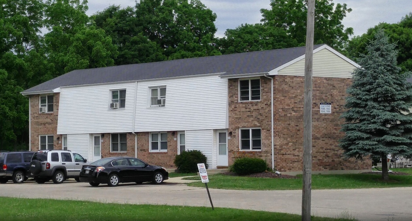 Beautiful Remodeled 2 bedroom Townhome in Kenosha, WI - Foto de edificio