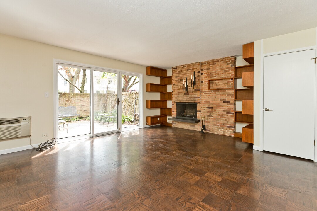 588 Hawthorn Pl in Chicago, IL - Building Photo