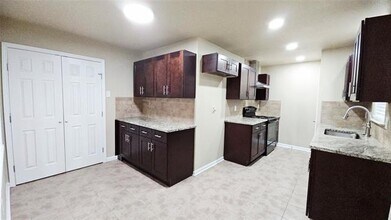 1010 La Fontana in Grand Prairie, TX - Building Photo - Building Photo