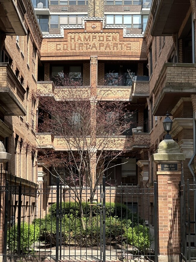 2749 N Hampden Ct in Chicago, IL - Building Photo - Building Photo
