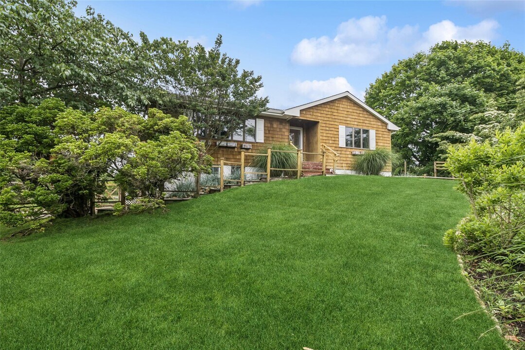 152 S Essex St in Montauk, NY - Building Photo
