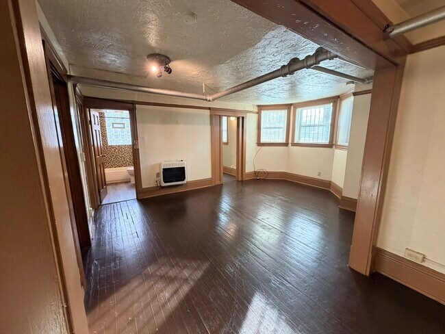 7405 Detroit Ave, Unit 2 in Cleveland, OH - Foto de edificio - Building Photo