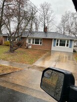 14913 Ritchie Rd in Centreville, VA - Building Photo