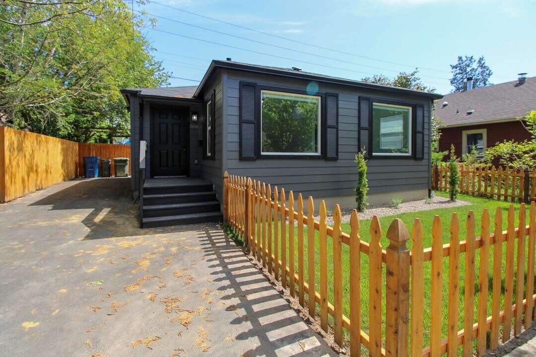 556 Statesman St NE in Salem, OR - Building Photo