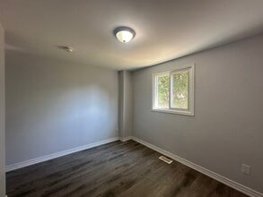 427 Adelaide Ave W in Oshawa, ON - Building Photo - Building Photo